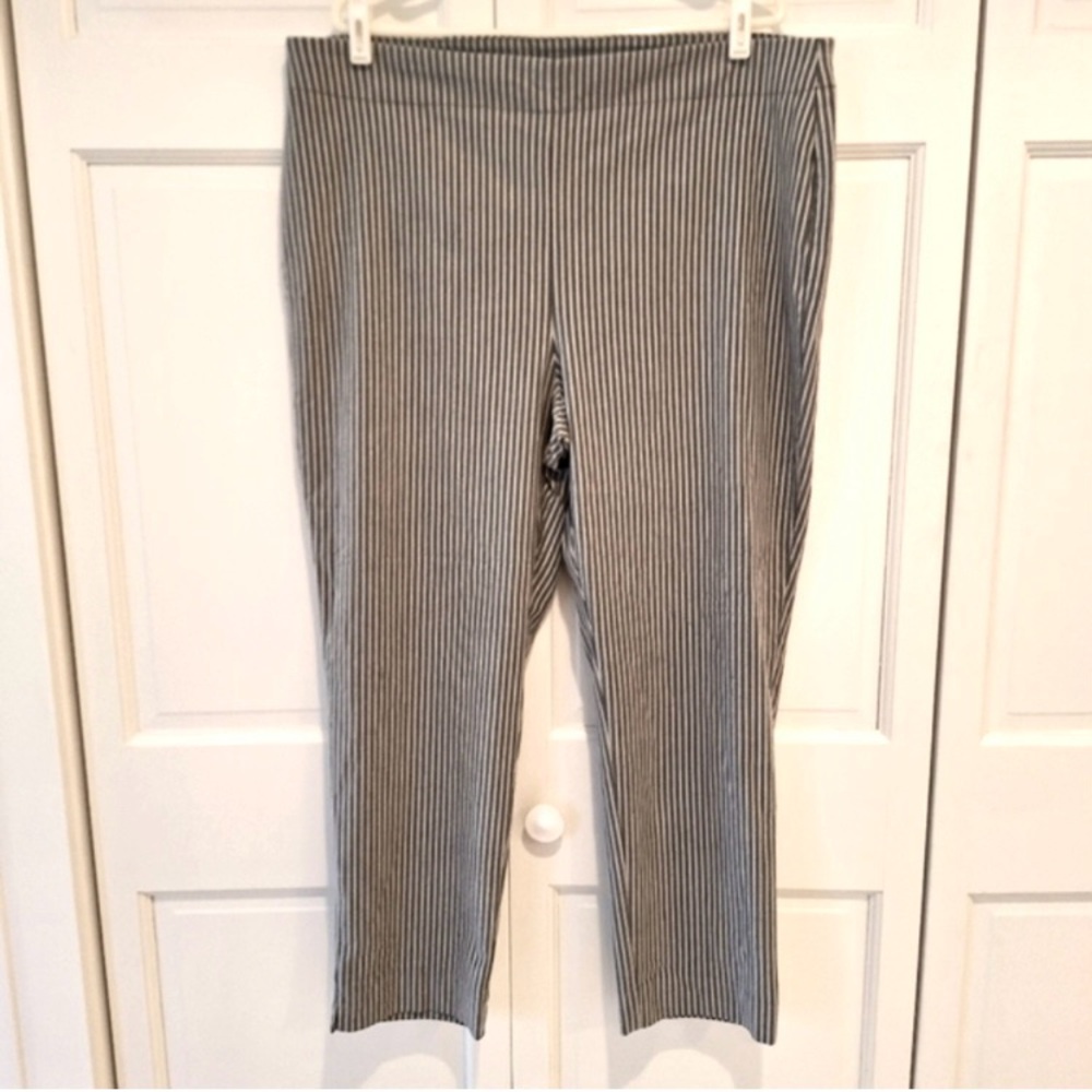 🌼❤️EUC Chico Grey and White Pinstripe Pants Size 18❤️🌼